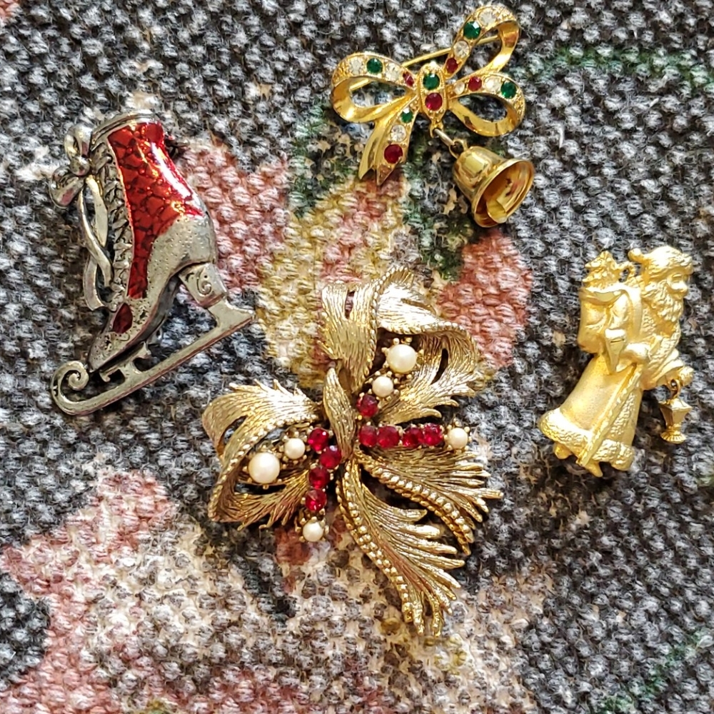 😍5/$25 Holiday Brooch Bundle